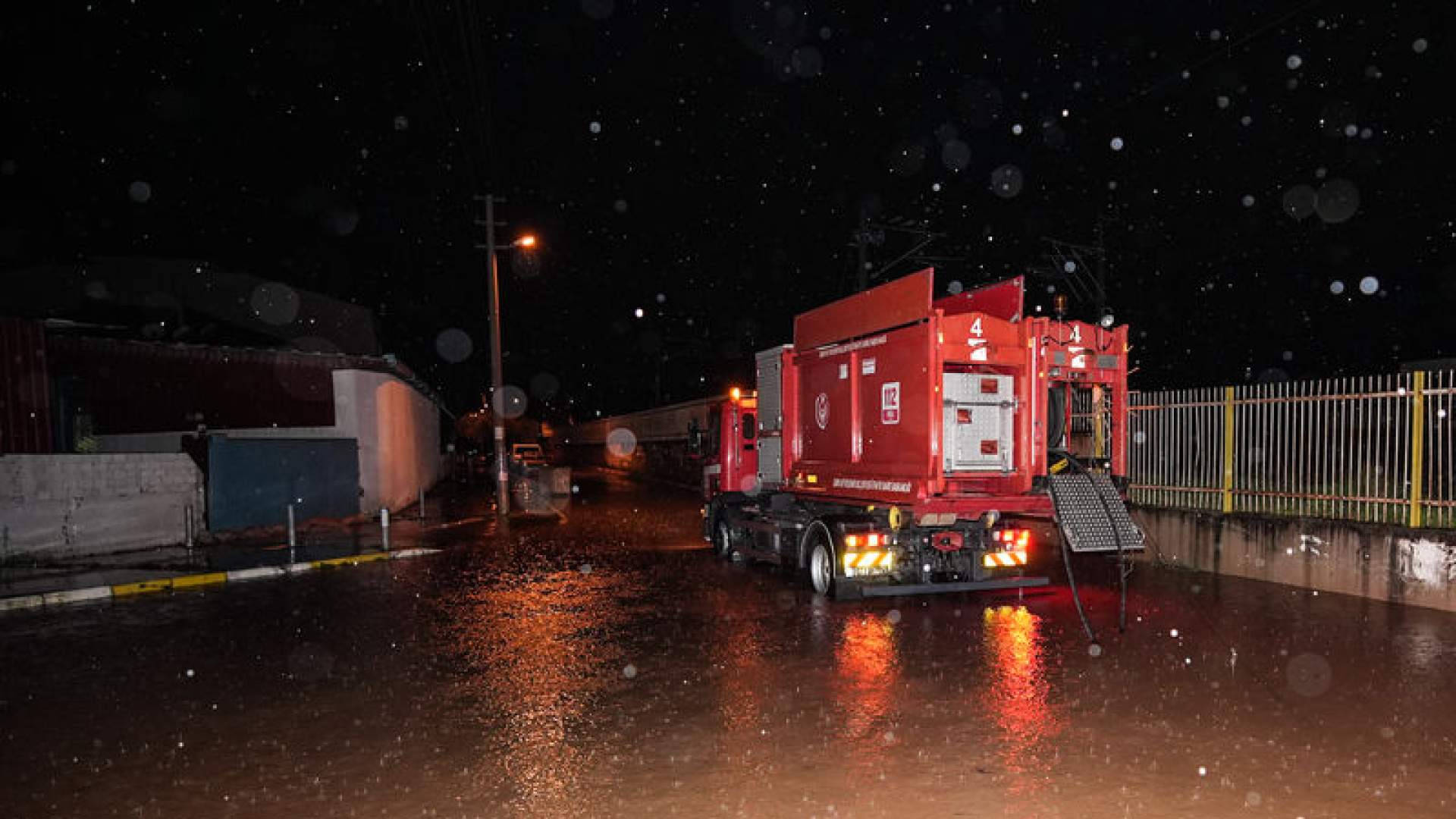 İzmir'de Sarı Kodlu Sağanak: Yollar Göle Döndü, Yağışlar Yarın da Devam Edecek