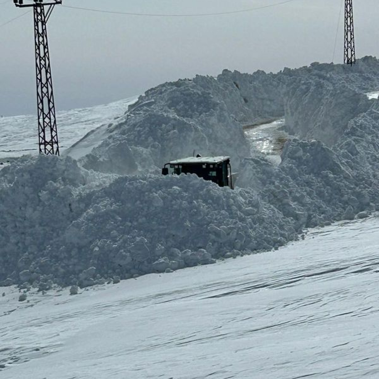 İki üs bölgesinin yolu kardan kapandı