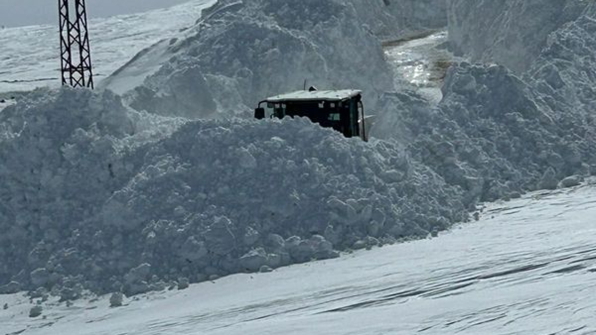 Hakkari'de Kardan Kapanan Üs Yolları Açıldı: Ekipler Zorlu Şartlarda Çalıştı