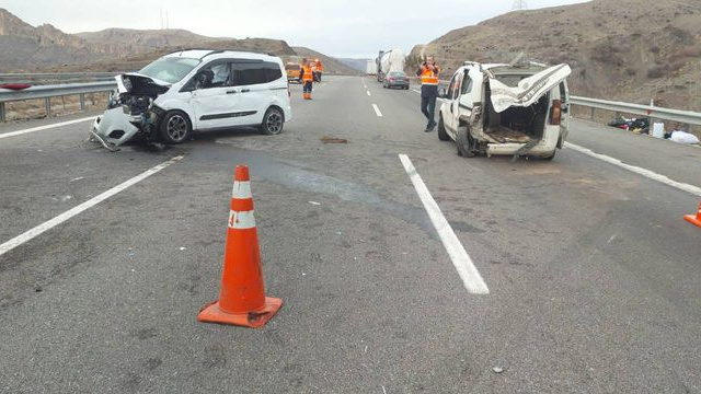 Niğde'de iki araç çarpıştı: 1 ölü, 7 yaralı
