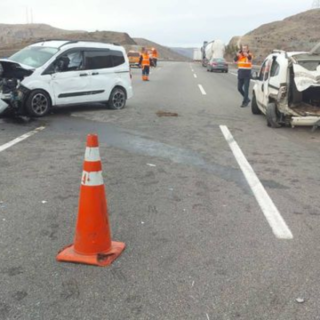 Niğde'de iki araç çarpıştı: 1 ölü, 7 yaralı