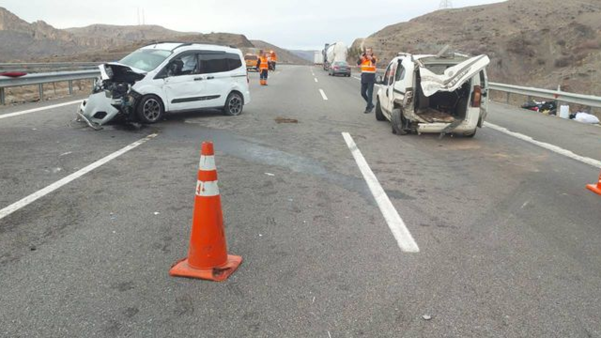 Niğde'de İki Hafif Ticari Aracın Çarpıştığı Kazada 1 Çocuk Hayatını Kaybetti, 7 Kişi Yaralandı