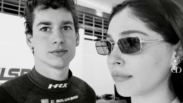 Sevgilisini yalnız bırakmadı