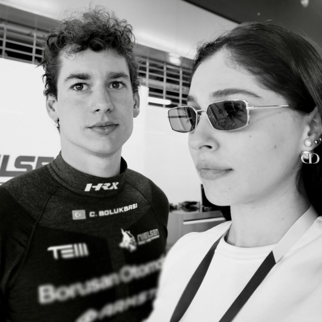 Sevgilisini yalnız bırakmadı