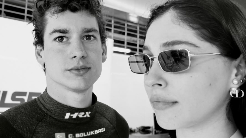 Sevgilisini yalnız bırakmadı