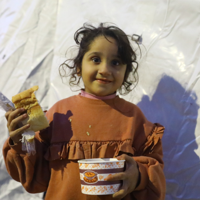 Ünlülerden dayanışma mesajları