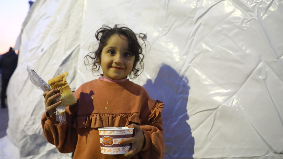 Ünlülerden dayanışma mesajları