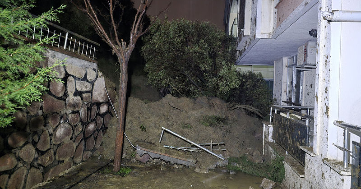 Manisa Turgutlu'da Sağanak Yağış Sonrası Istinat Duvarı Yıkımı - Haberler Gündem