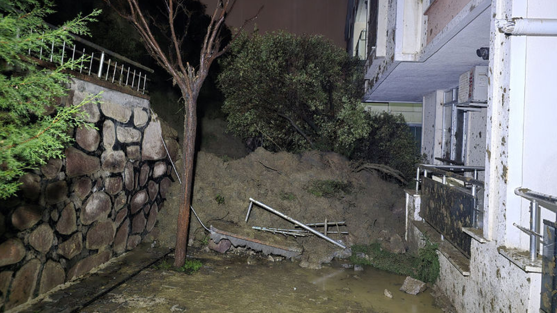 Manisa'da sağanak nedeniyle istinat duvarı yıkıldı