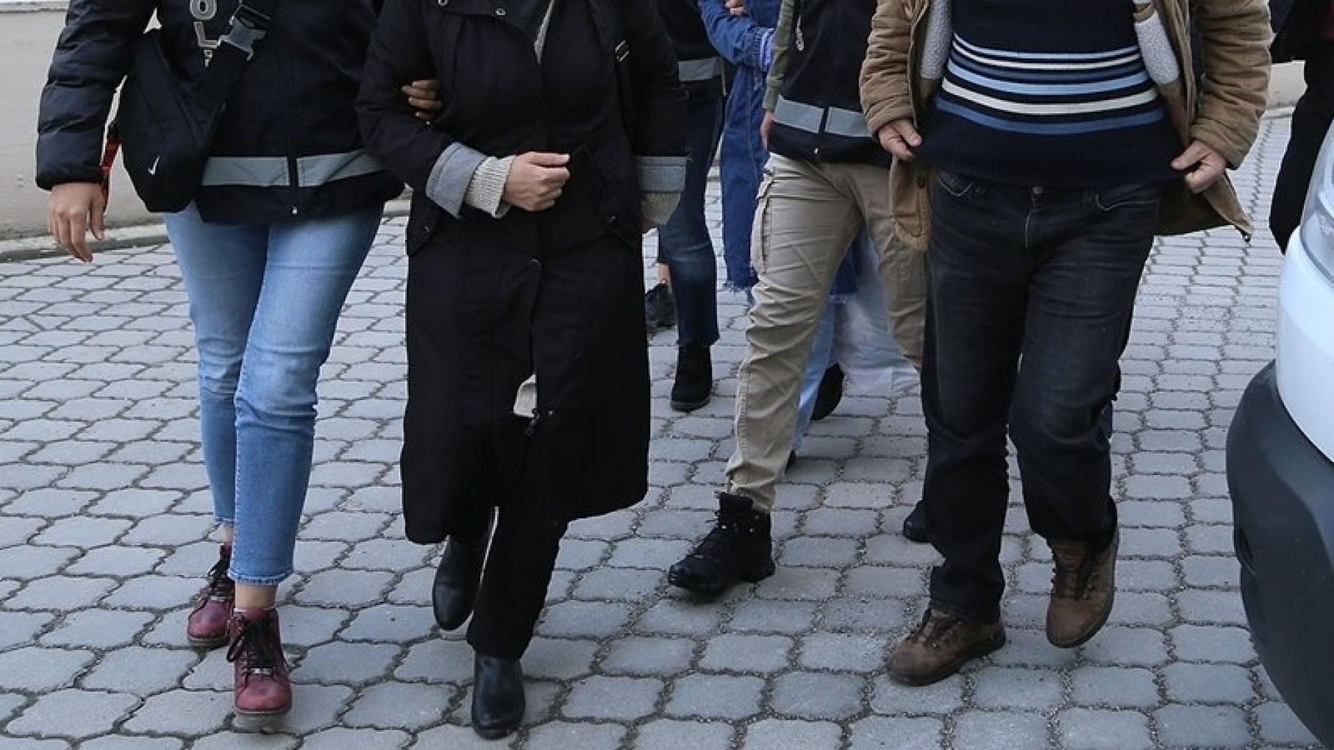İzmir'de Yaşlı Kadının Dolandırıldığı İddiası: Torunu ve Kayınbiraderi Tutuklandı