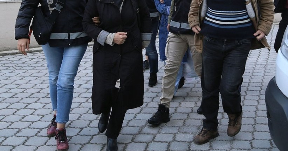 İzmir'de Yaşlı Kadının Dolandırıldığı İddiasında 2 Tutuklama