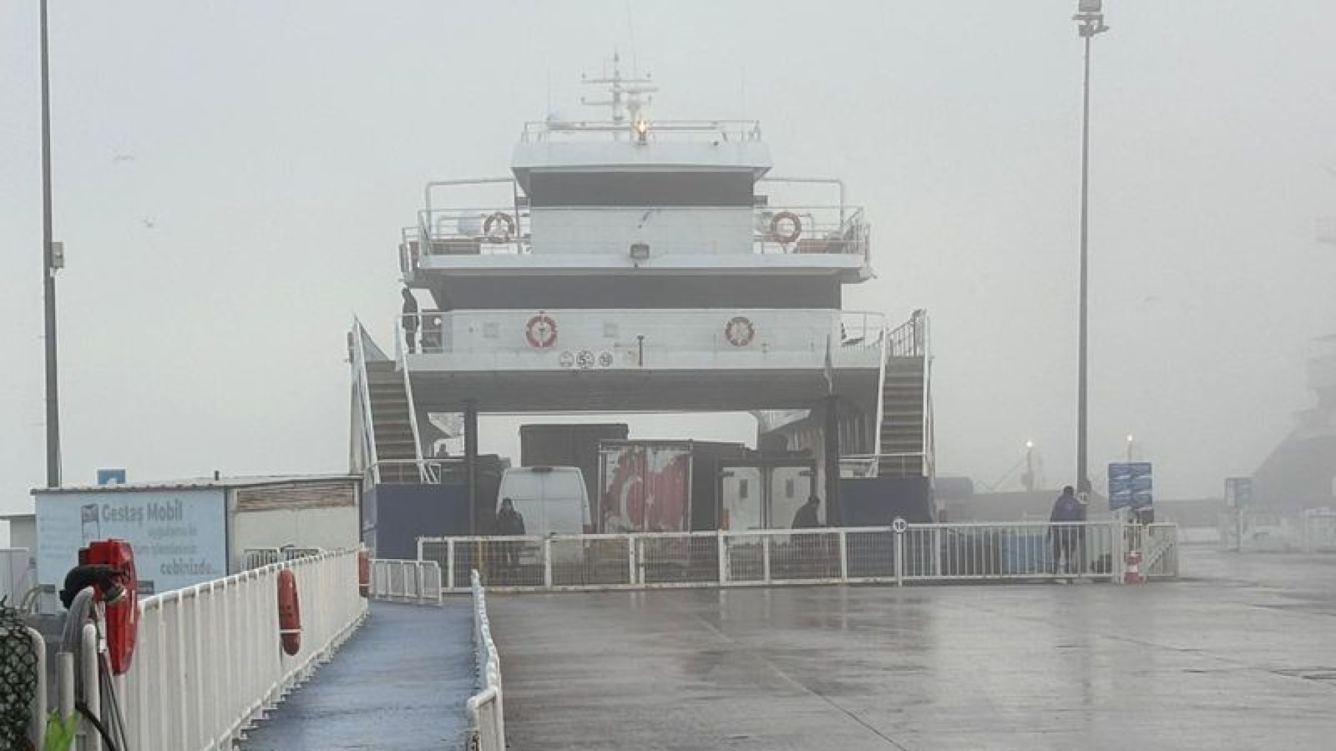 Çanakkale Boğazı'nda Yoğun Sis Nedeniyle Transit Gemi Geçişleri Durduruldu
