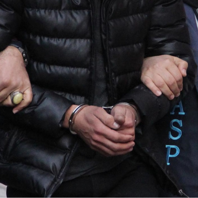 Tedavi için gitti, doktoru darp etti!