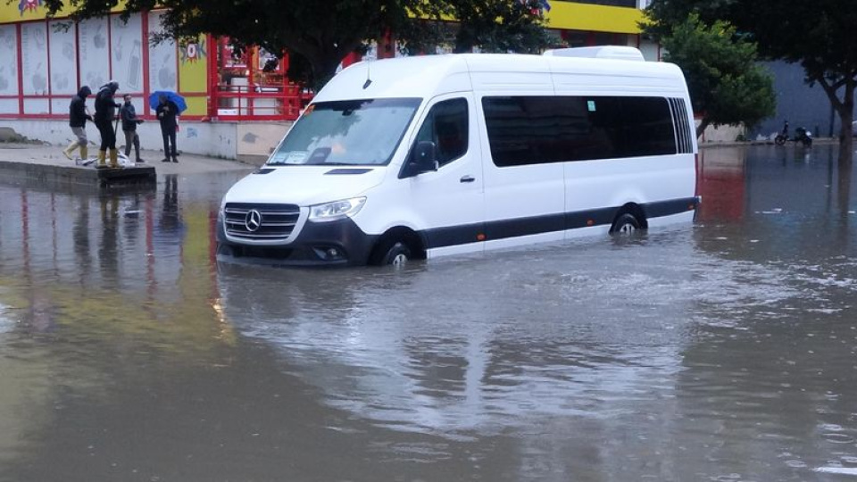 Antalya'da sel! Yollar göle döndü!