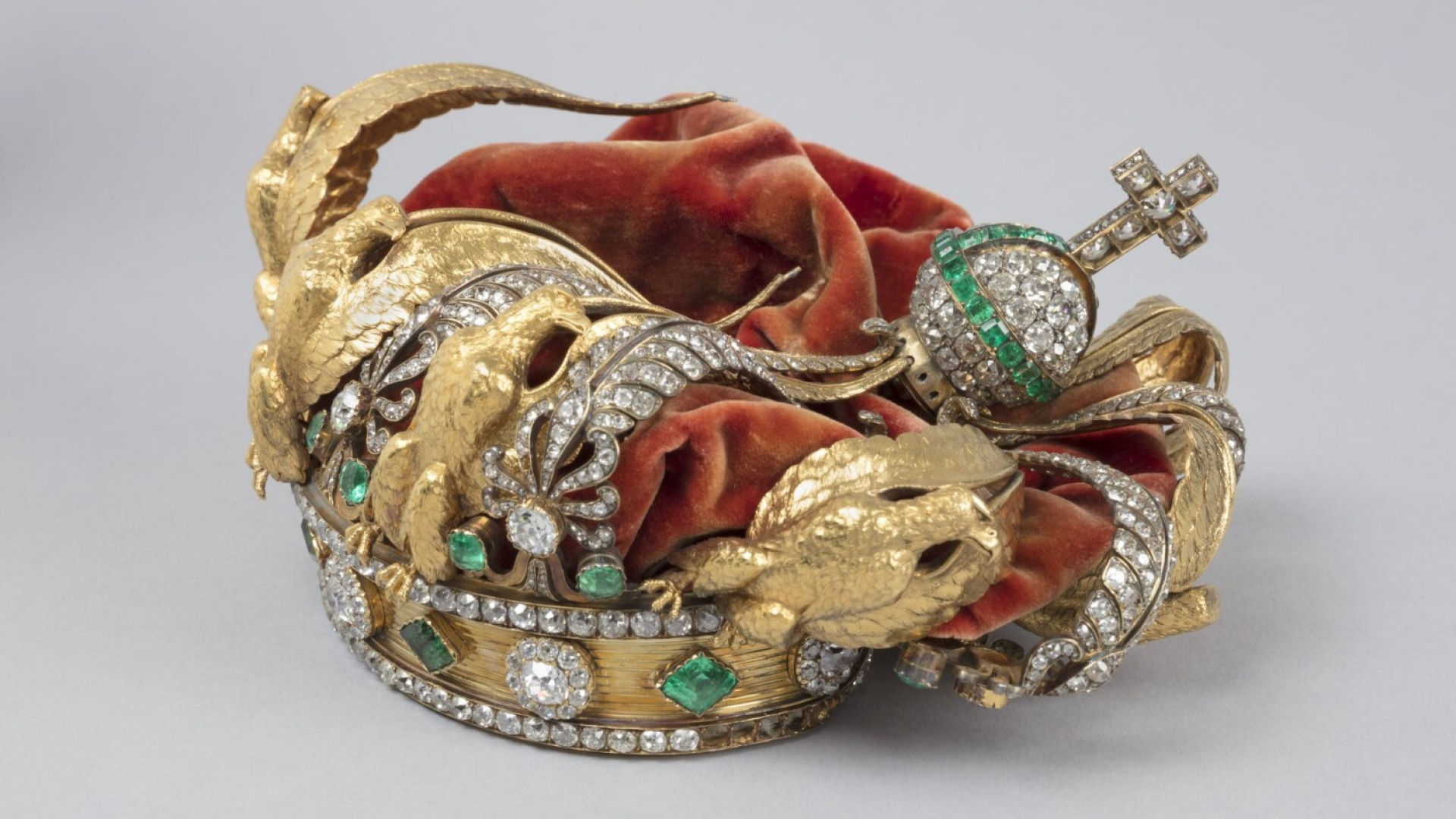 Louvre Müzesi hırsızların kaçarken düşürdüğü tacı ilk kez paylaştı