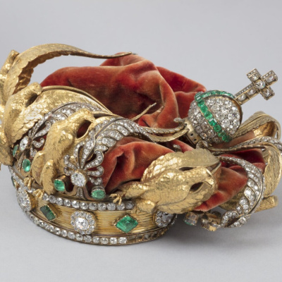 Louvre, hırsızların düşürdüğü tacı ilk kez paylaştı