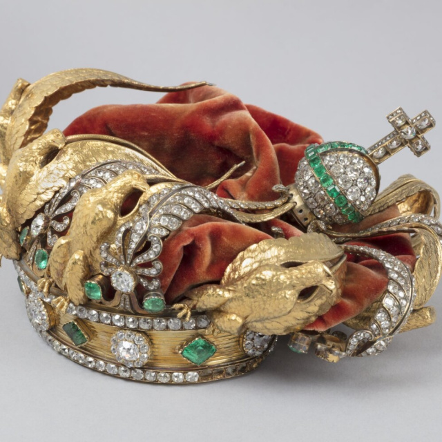 Louvre, hırsızların düşürdüğü tacı ilk kez paylaştı