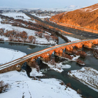 Karla kaplanan 728 yıllık köprüde seyirlik görüntü