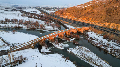 Karla kaplanan 728 yıllık köprüde seyirlik görüntü