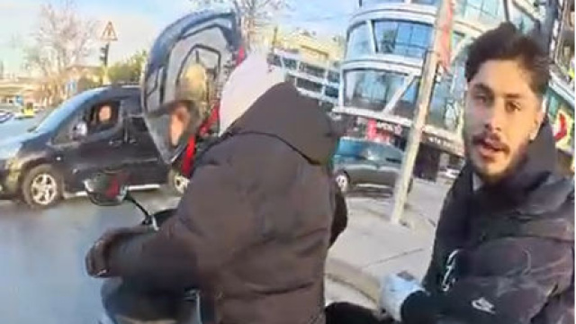 Önce takip sonra darp! Motosikletli iki kişi, motosikletliye saldırdı!