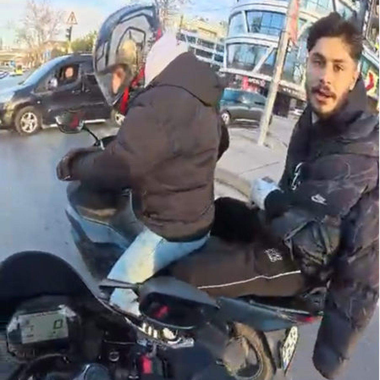 Önce takip sonra darp! Motosikletli iki kişi, motosikletliye saldırdı!