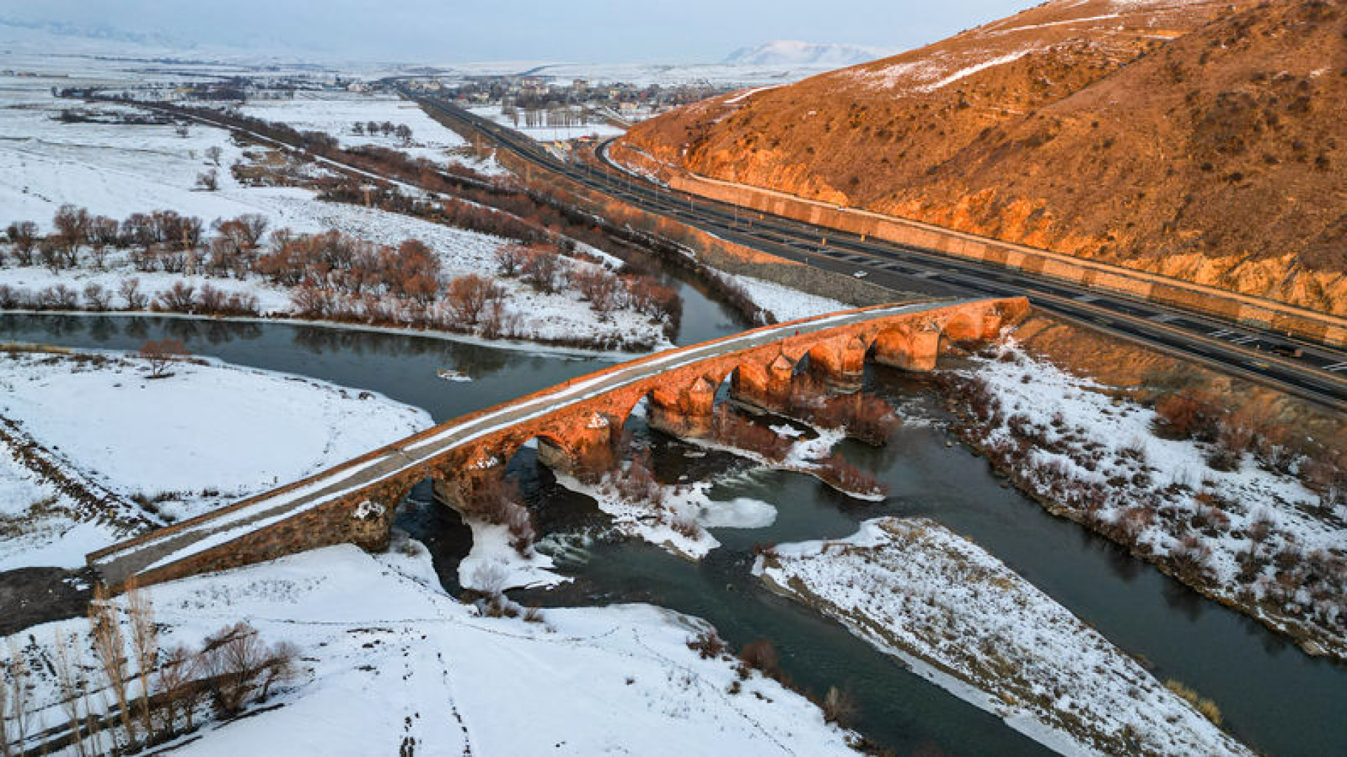 Erzurum'da 728 Yıllık Çobandede Köprüsü Karlı Manzarasıyla Büyülüyor