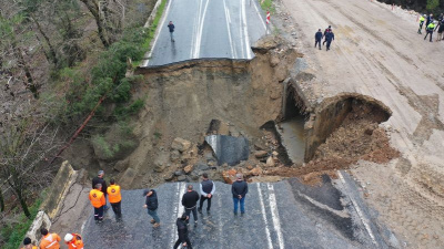 İzmir'de şiddetli yağıştan yol çöktü!