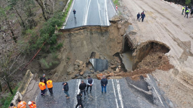 İzmir'de şiddetli yağıştan yol çöktü!