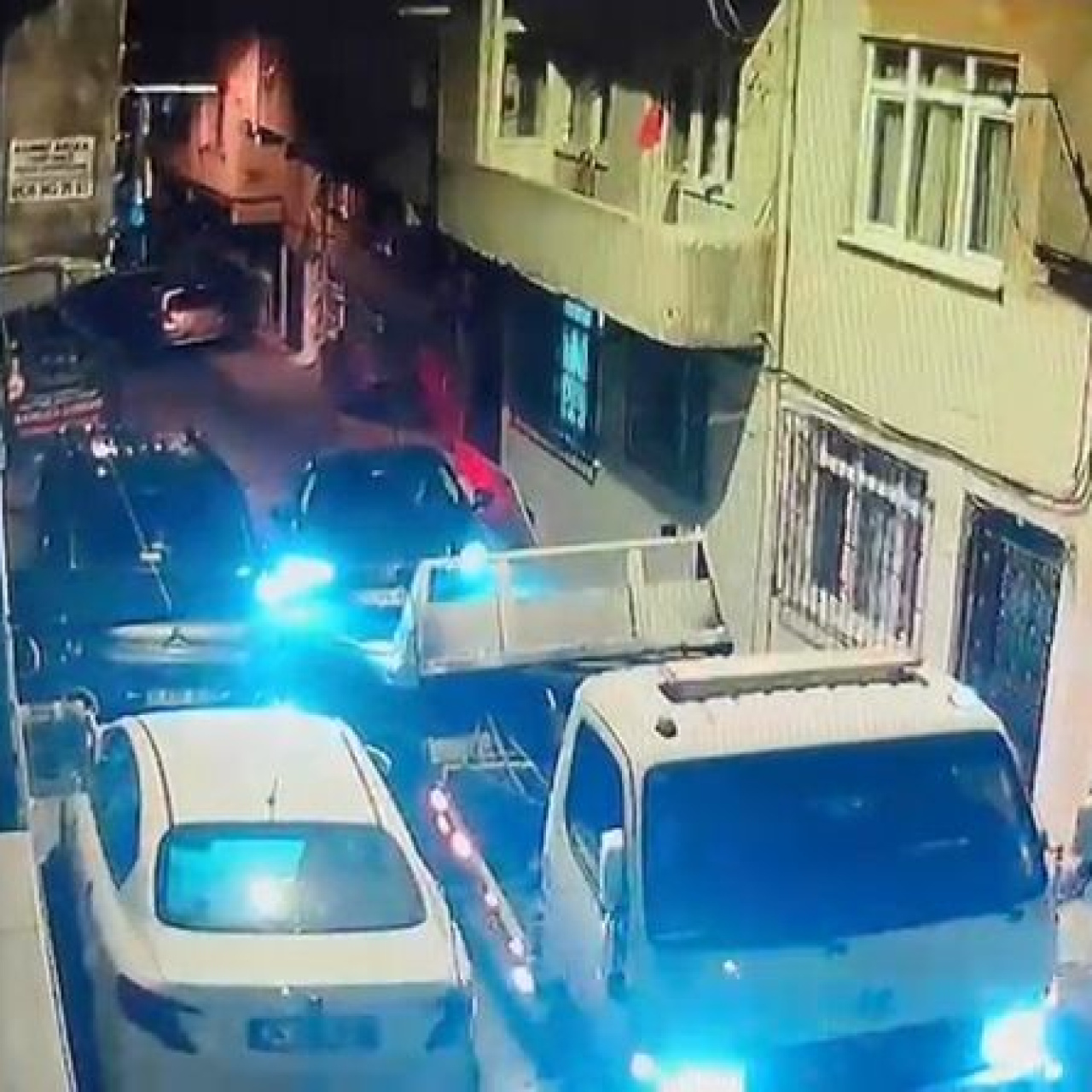 Yokuştan kayan çekici 13 araca çarptı