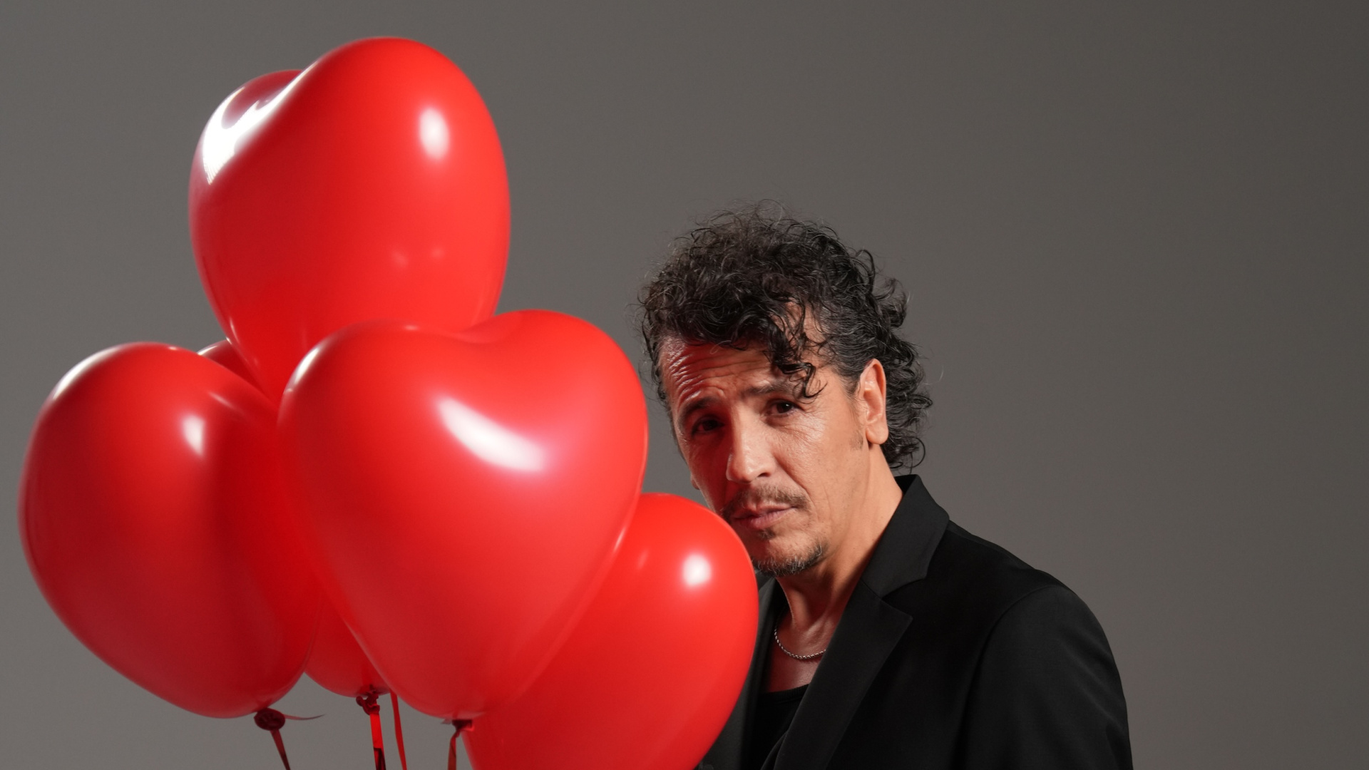 Ersay Üner: 'Aşk Var Ama Yok' Diyerek 14 Şubat Konserine Hazırlanıyor