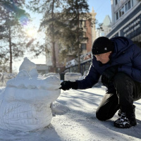 Sanat yeteneğini kardan heykellerle sergiliyor