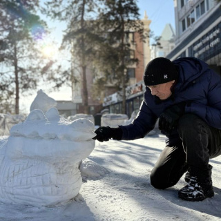 Sanat yeteneğini kardan heykellerle sergiliyor