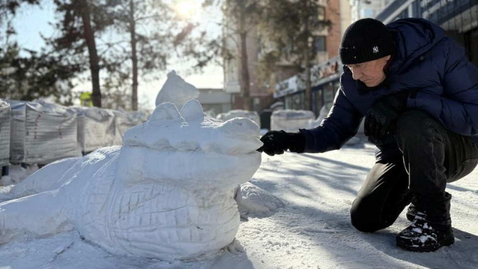 Sanat yeteneğini kardan heykellerle sergiliyor