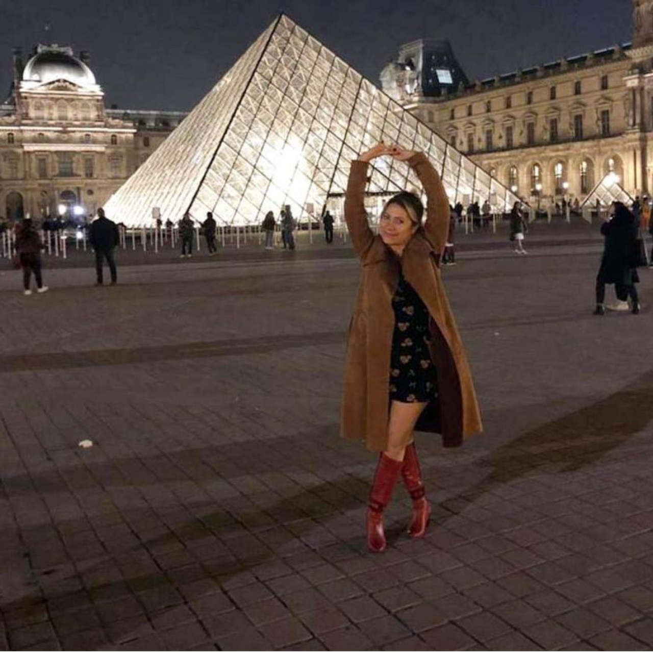 Sezay, balkondan düşüp öldü! Karar çıktı!