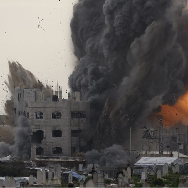 İsrail Gazze'de bir binayı hedef aldı