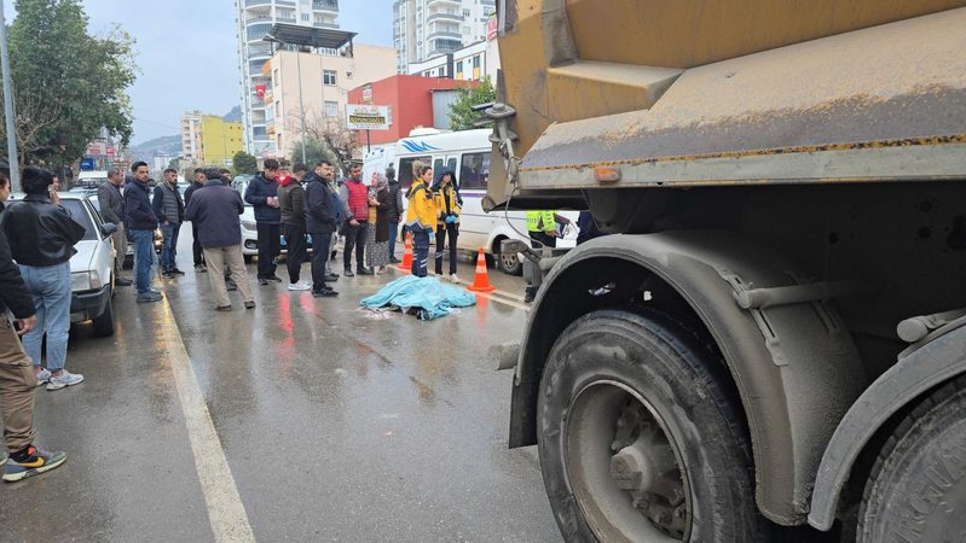 Kozan'da Acı Tesadüf: Eşini Kazada Yatalak Bırakan Yolda, 86 Yaşındaki Adam TIR Çarpması Sonucu Hayatını Kaybetti