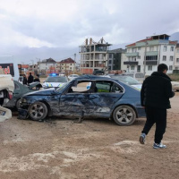 3 araca çarpıp takla attı