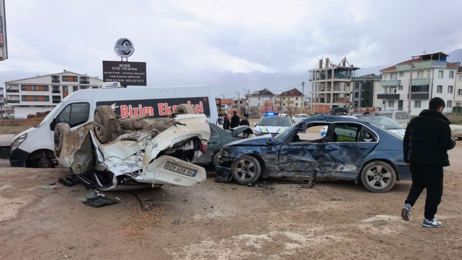 İnegöl'de 14 Yaşındaki Çocuğun Kullandığı Araç Takla Attı: 8 Yaralı