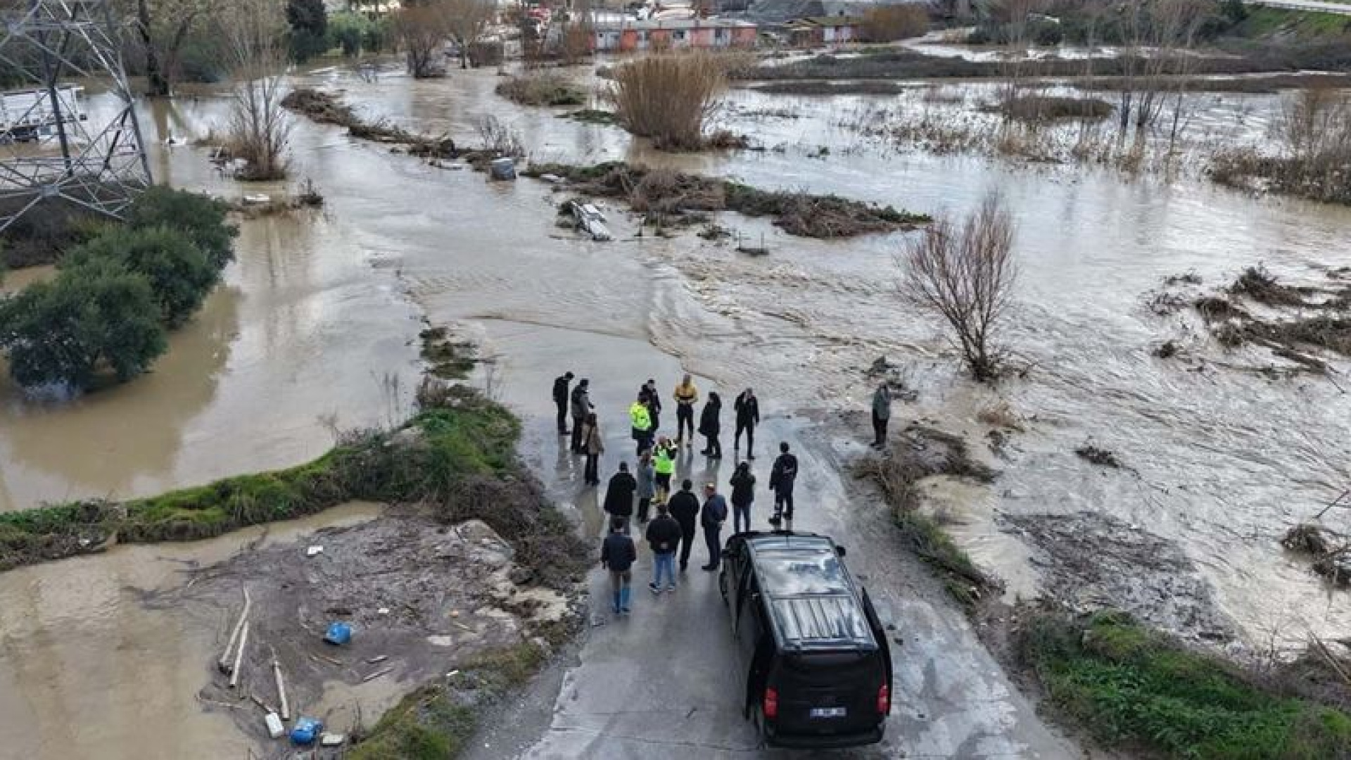 Manisa Soma'da Sağanak Sonrası Dere Taştı: Yollar ve Tarlalar Sular Altında Kaldı