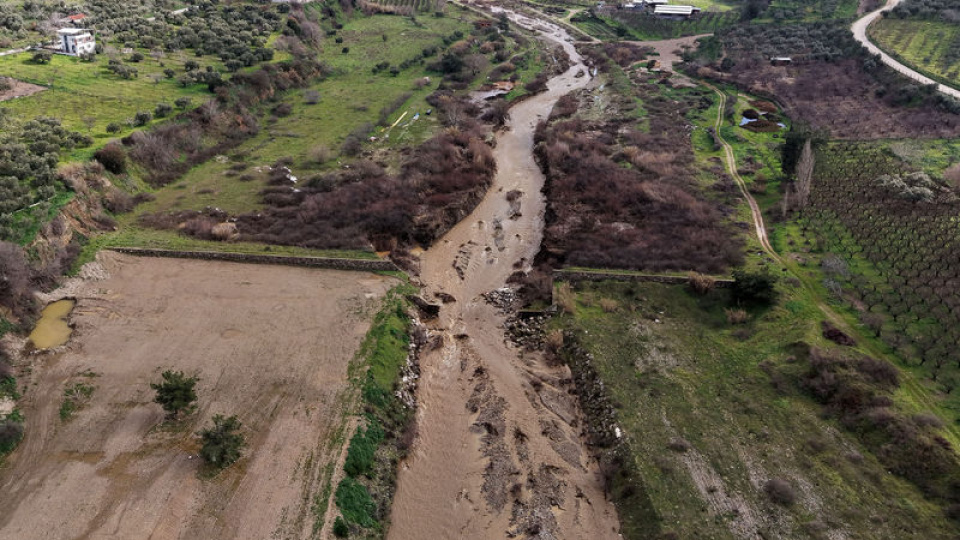 Sağanak nedeniyle taşkın kontrol tesisi yıkıldı