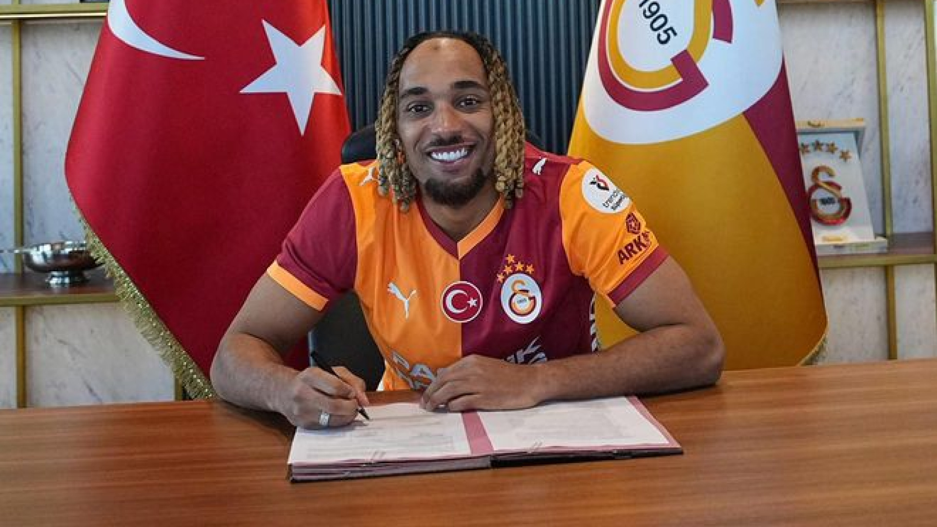 Sacha Boey Galatasaray'a Dönüş Heyecanını Paylaştı: 'Taraftarın Ateşini Tekrar Yakmak İstiyorum'