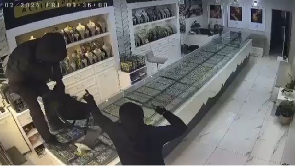 Kuyumcuyu yaralayıp 1 kilo altını çaldılar!
