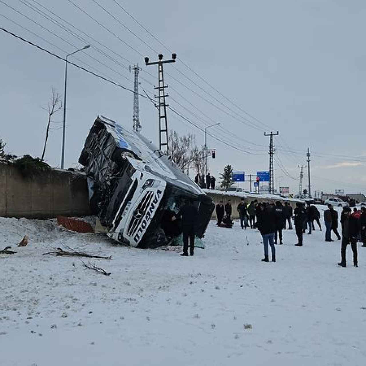 Yolcu otobüsü devrildi: 16 yaralı 