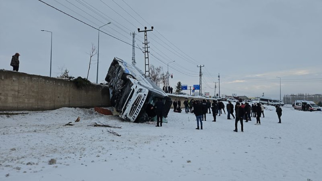 Yolcu otobüsü devrildi: 16 yaralı