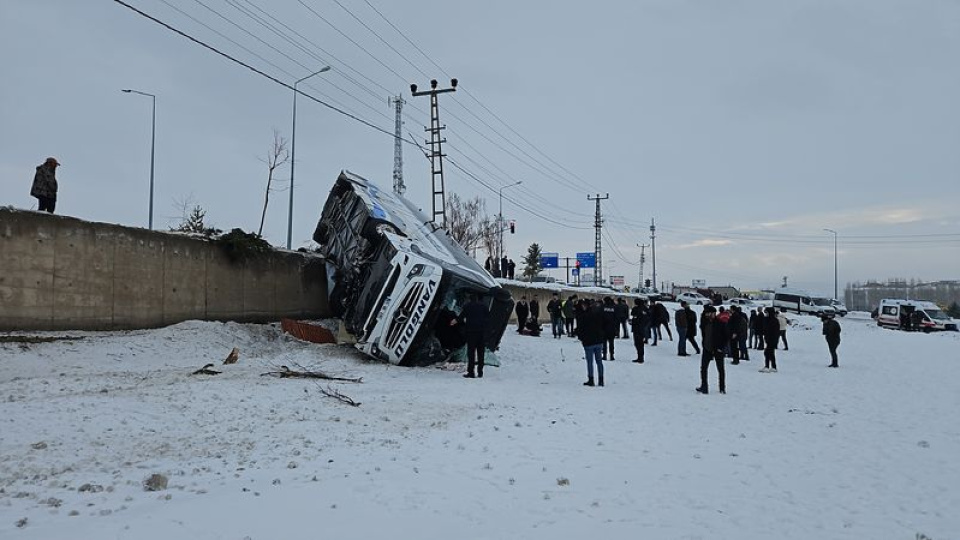 Yolcu otobüsü devrildi: 16 yaralı