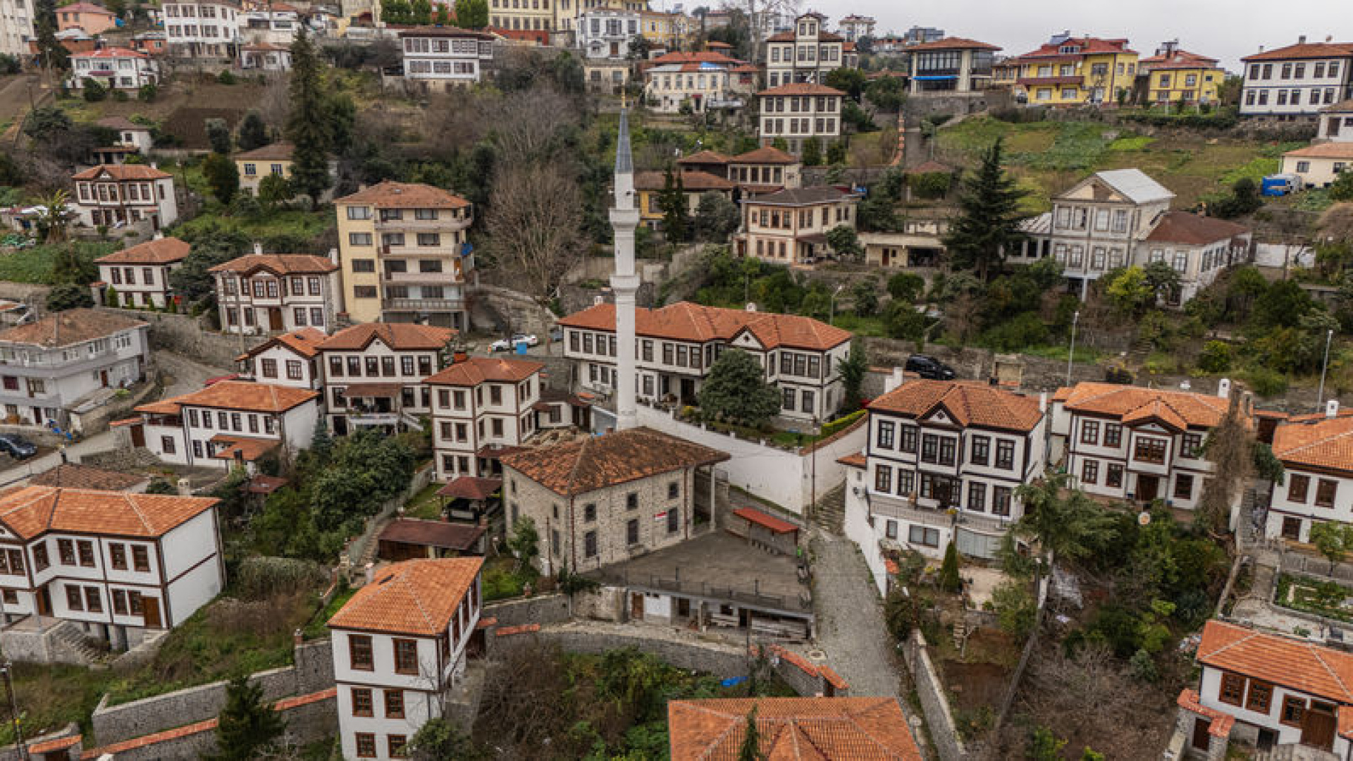 Trabzon'daki Orta Mahalle ziyaretçilerini tarihi güzellikleri keşfe çıkarıyor