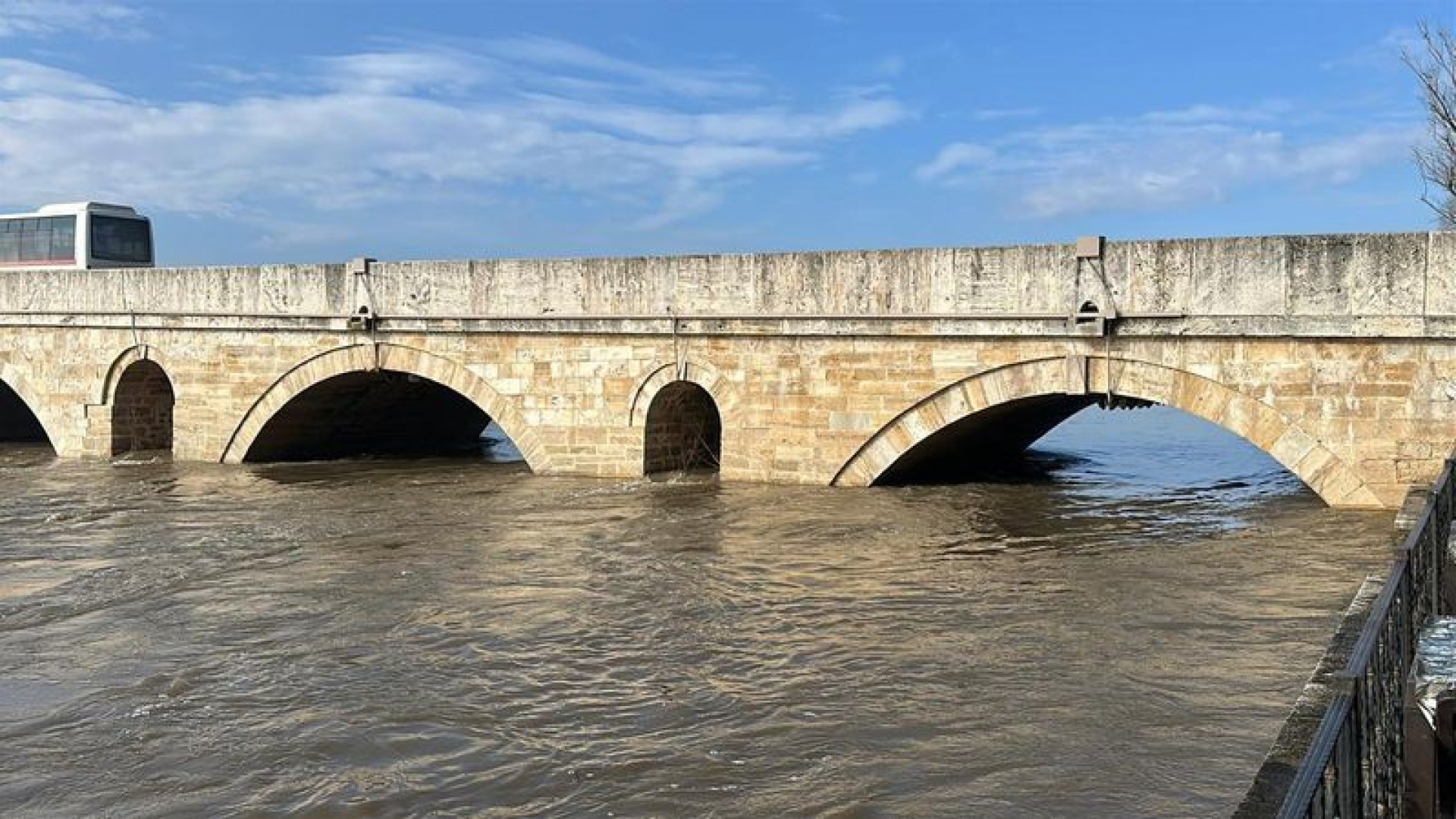 Meriç Nehri'nde Su Seviyesi Hızla Yükseldi: DSİ 'Turuncu Alarm' Verdi