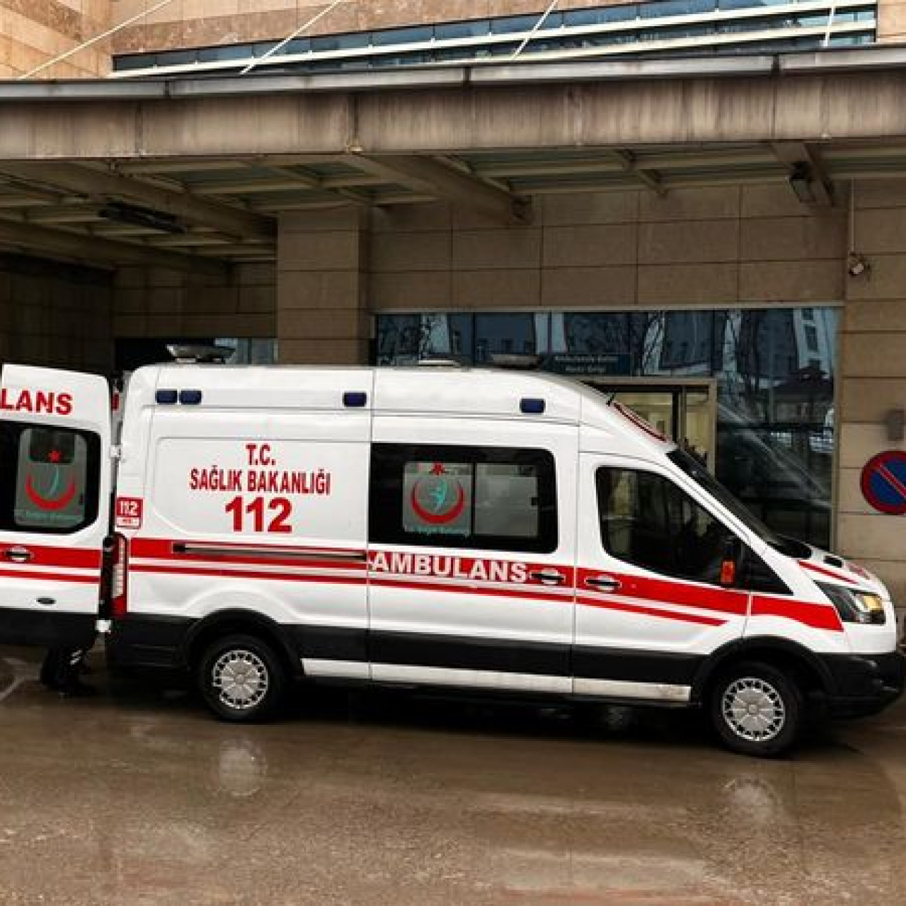 Devrilen kamyonda can verdi