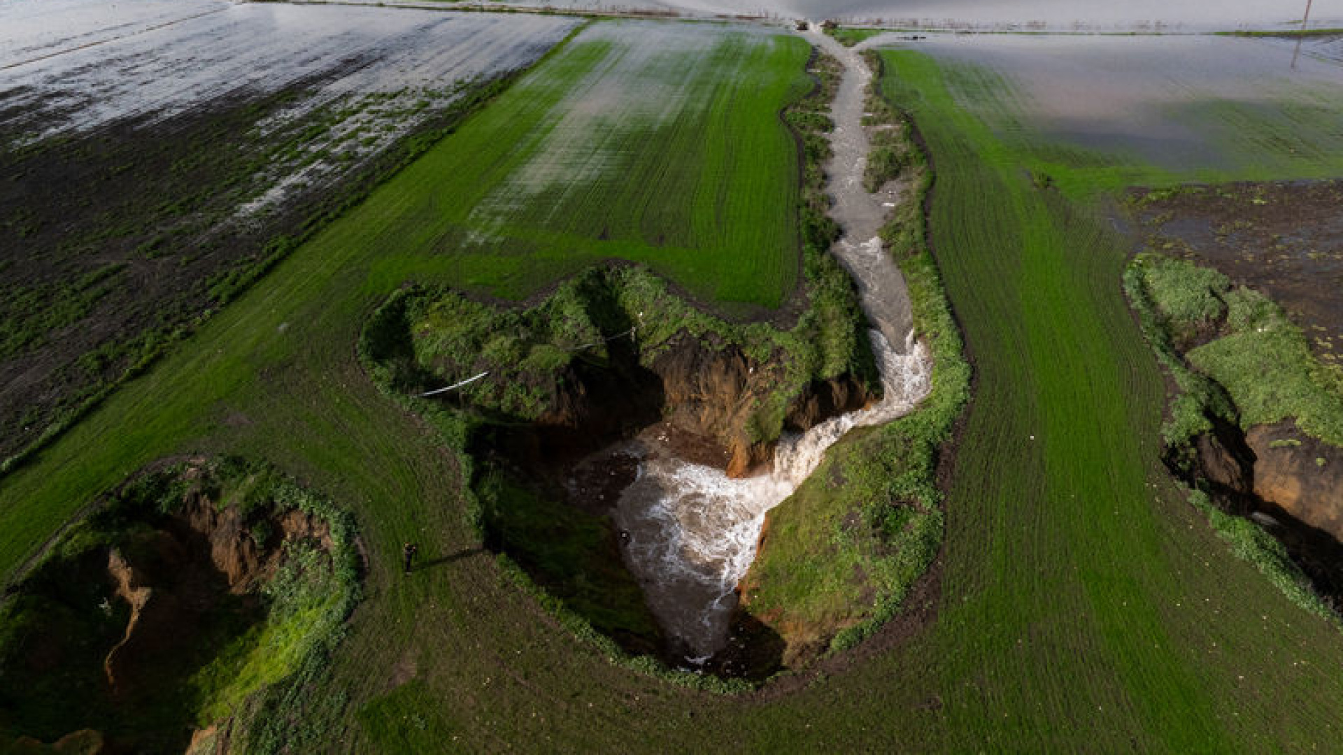 Son dakika: İzmir'de tarlaları su altında kalan çiftçiler, açtıkları kuyular ve düdenlerle suyu yer altına aktarıyor | Son dakika haberleri