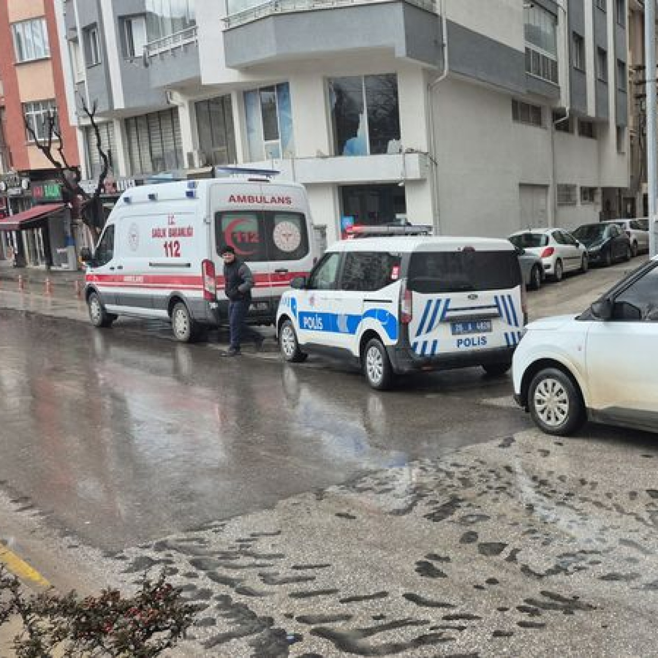 7 katlı binanın çatısından düşerek can verdi